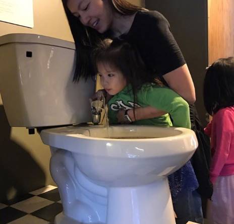 林熙蕾竟带女儿喝“马桶水” 画面太美不敢看