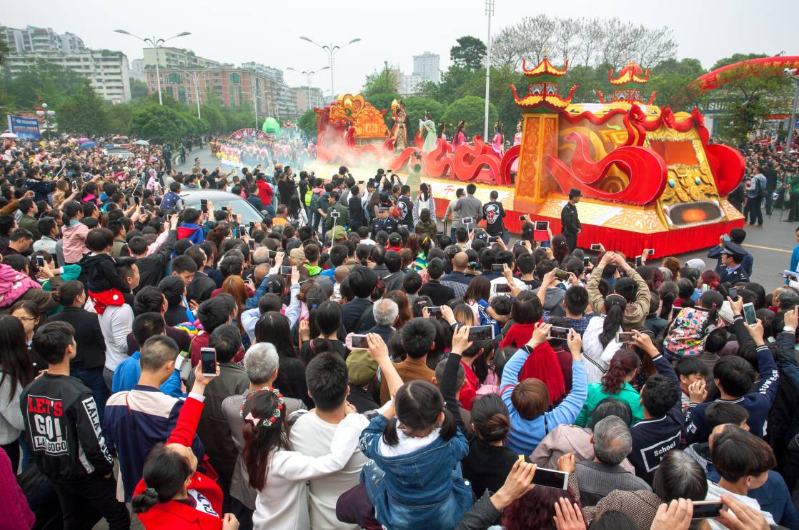 全重庆人的狂欢丰都庙会来了花车巡游万人牛肉宴热闹惨了