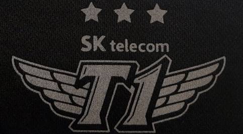 SKT的2017年队服，logo上的三颗星星代表着他们手中的S系列赛冠军奖杯数