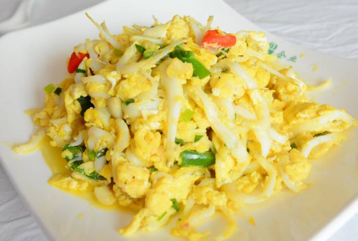 特色菜肴:银鱼炒鸡蛋,炒米虾