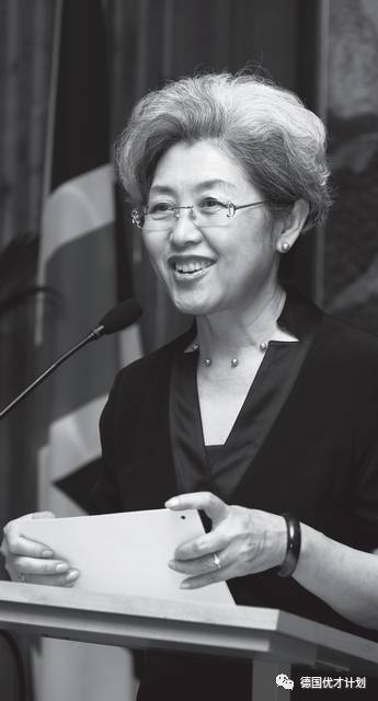 她在花甲之年成为中国外交界的女神