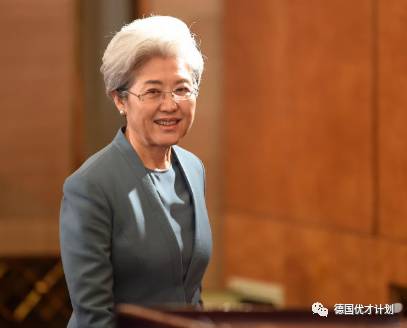 她在花甲之年成为中国外交界的女神
