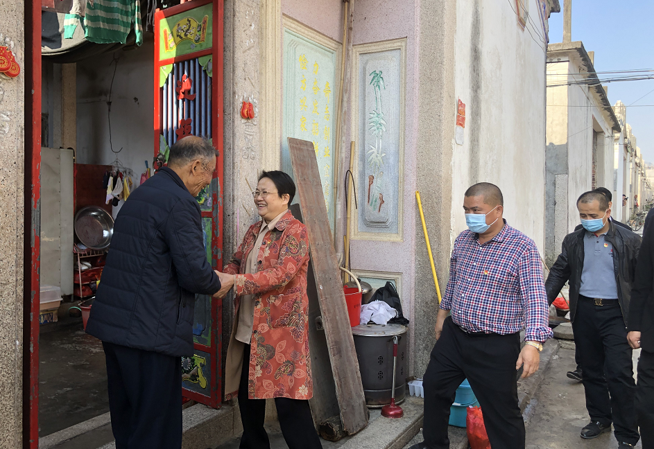 李丽梅一行先后来到大南山街道灰寨村三位生活困难党员家中,向他们送