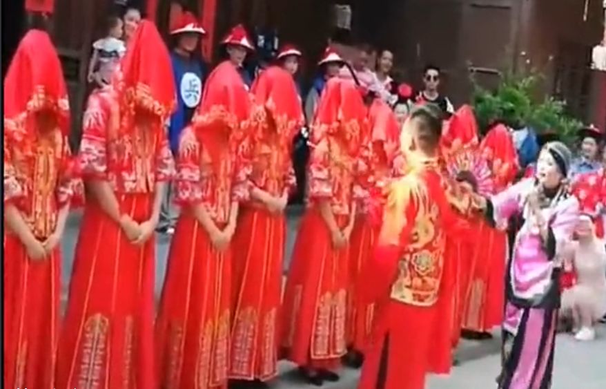 "公公亲吻儿媳妇"奇葩婚礼刚刚爆出的这一幕,刷爆重庆