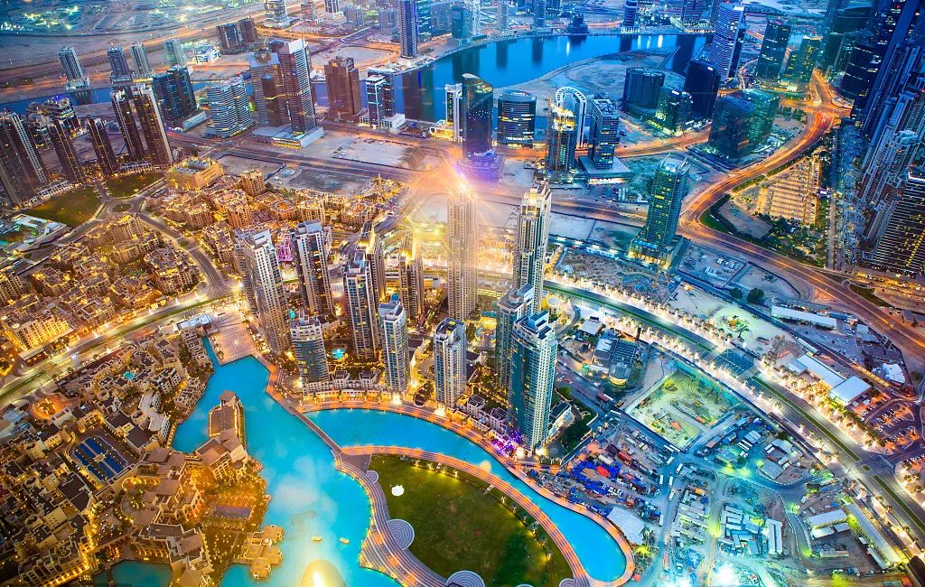 迪拜是阿拉伯联合酋长国人口最多的城市,位于波斯湾东南海岸,迪拜是