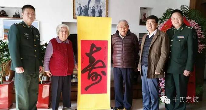  于氏动态>书法家于谋勇合文"寿"赠李伦中将90华诞