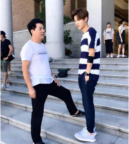 邓超一张照片曝光了鹿晗和关晓彤的小秘密!原来关晓彤也见过了鹿晗家长