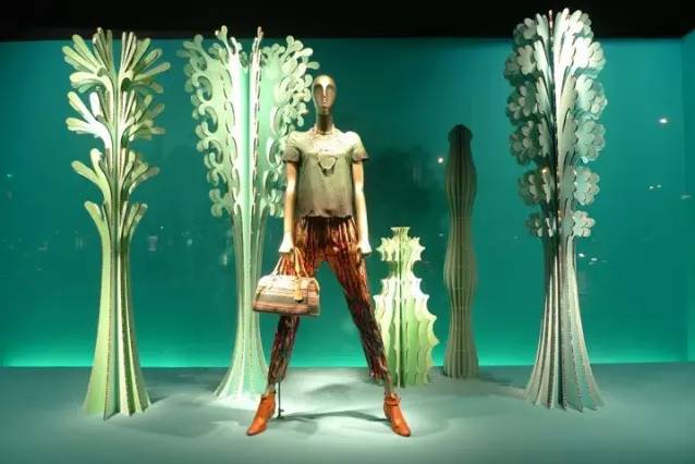 服装店橱窗陈列的设计及灯光用法解析