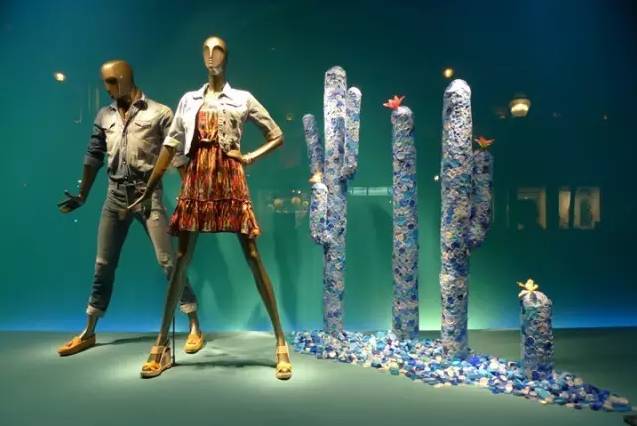 服装店橱窗陈列的设计及灯光用法解析