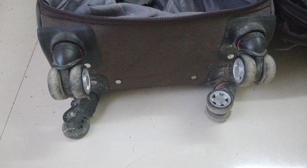 行李箱的轮子磨损也非常严重