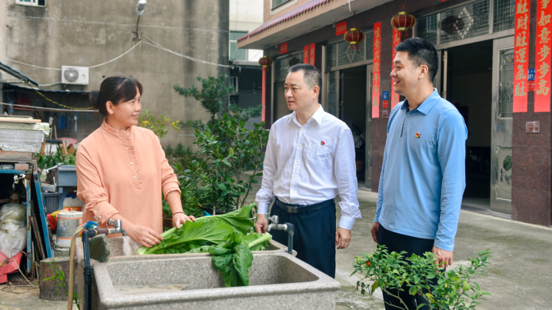 闽清县纪检监察干部走访白洋村村民家中，了解村民用水情况.jpg