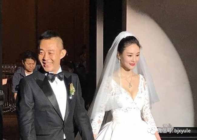 51岁侯勇近照,三个老婆都貌美如花,网友:这才是人生赢家