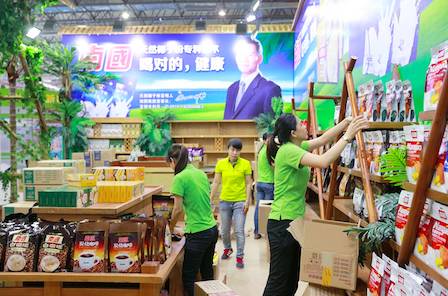 国际旅游岛展区“南国食品”在布展