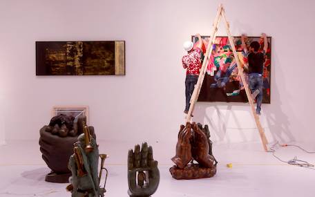 当代艺术展区艺术家在调试展品