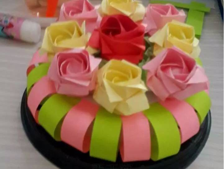 蛋糕上面的奶油裱花和折纸玫瑰花都需要自己通过手工折叠来完成.
