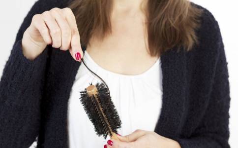 青春女性易脱发多吃7种食物对头发好！