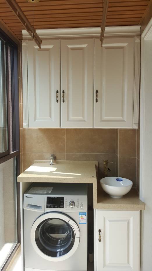 木工打造的洗衣机柜和吊柜,覆以石英石材质的台面,精心挑选的台盆水