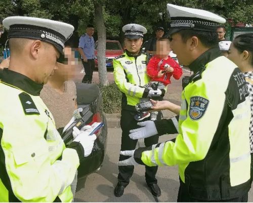 迷失老人求助警察不是关我们啥事而应是不用谢
