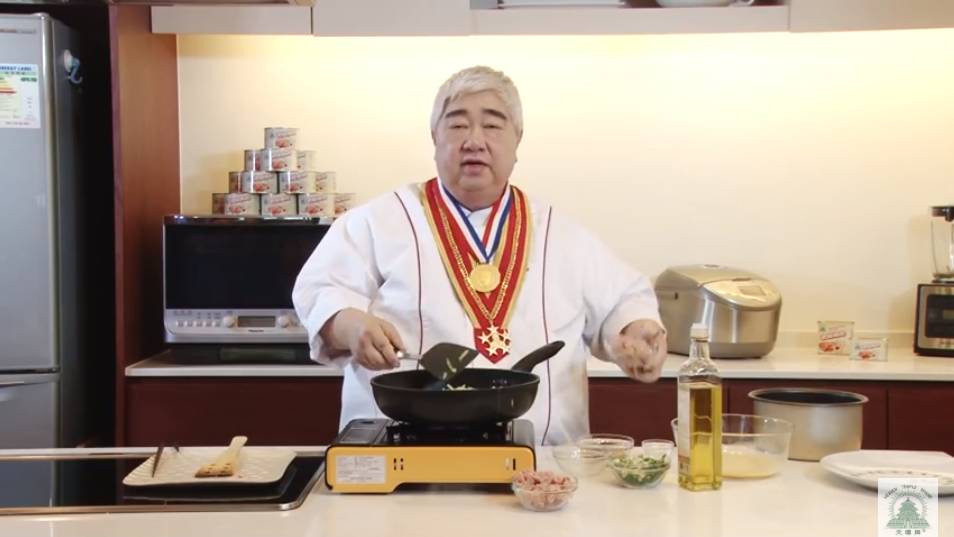 "香港食神"梁文韬用天坛牌午餐肉制作炒饭