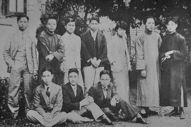 之江大学1932年中国文学会合影(右一为朱生豪)