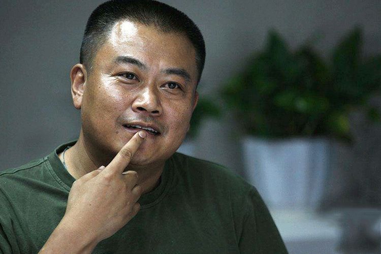 陈晓卿,这个外号"陈黑子"方脸壮汉, 一谈起吃,总是咂摸着嘴,两眼放光
