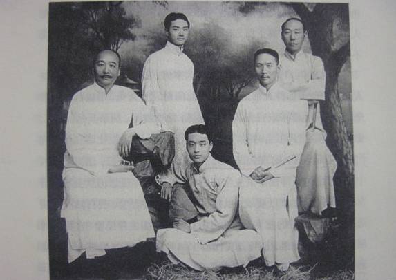罗瘿公(左一),程砚秋《左二)