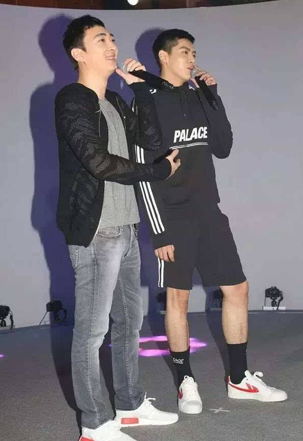 ▼吴亦凡脚上穿的也是红色标志的经典回力鞋,旁边还站着国民老公呢.