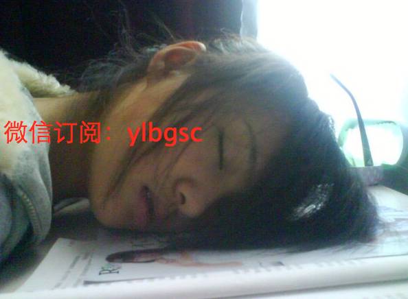 郑爽大学时代教室内睡觉被偷拍的照片
