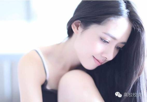 郭碧婷穿吊带秀长腿 女神文艺也可以性感