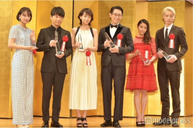 星野源、高畑充希、坂口健太郎、藤冈靛、波瑠、广濑铃获新人奖~《逃避可耻》CP再同台