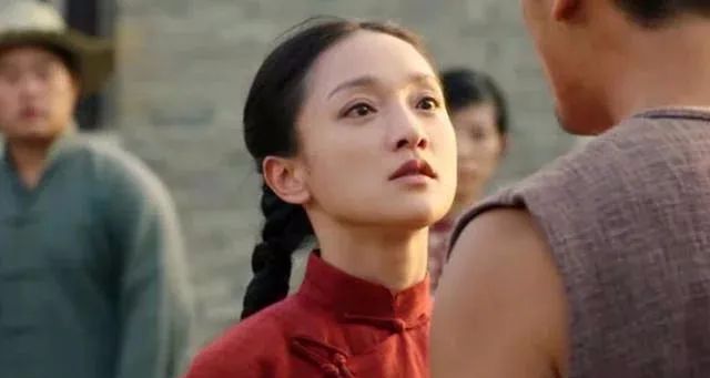 周迅,小编认为周迅是天生的演员,沙哑的声音听起来却更加的有感觉,在