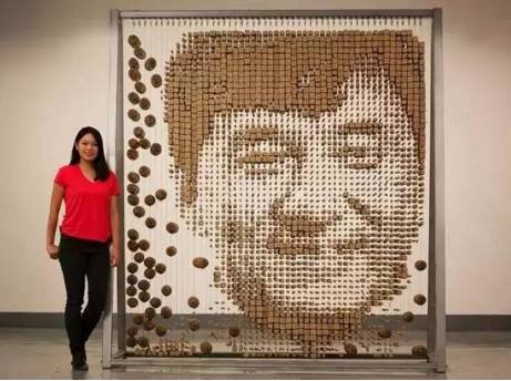 成龙60大寿,这个爱画画的华裔姑娘用64000根筷子做了一...