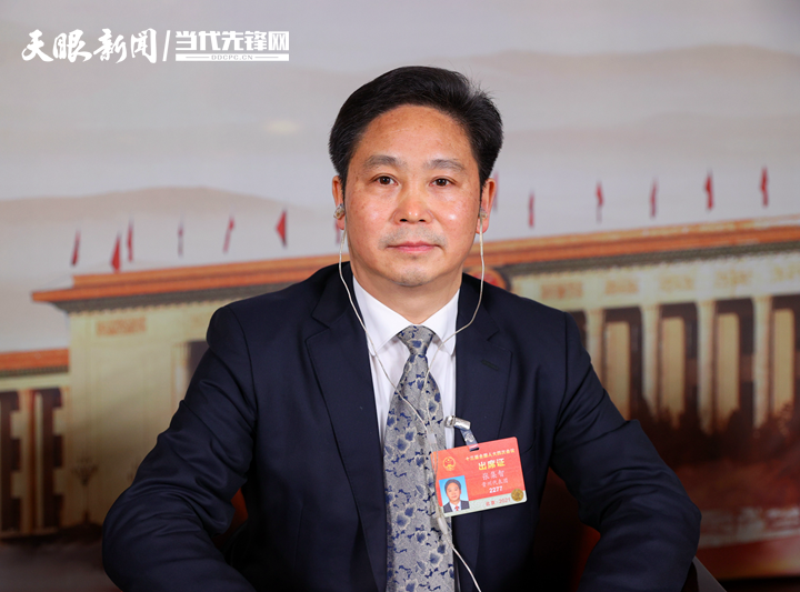 全国人大代表,毕节市委副书记,市长张集智在北京驻地通过"云连线"的