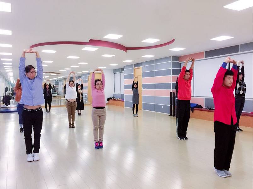 学员认真跟着老师学太极