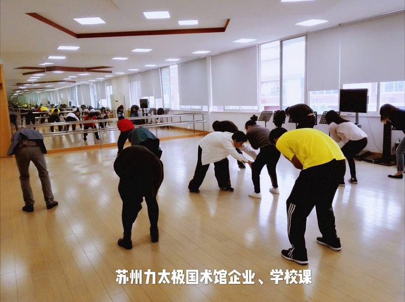 学员动作不规范，老师去指导