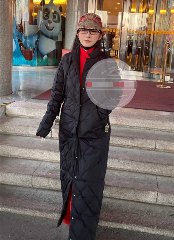 杨丽萍穿长羽绒服，打扮倒像个老年人，就是还戴帽子不接受变老!