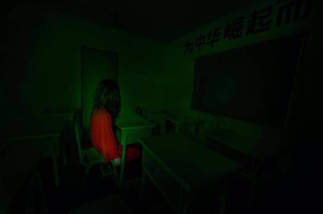 学校恐怖场景,鬼影深深的走廊,破旧的教室,黑漆漆的厕所,阴森的小树林