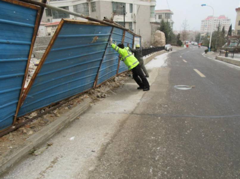 降温降雪继续 但威海街头的一幕却让人心头一暖