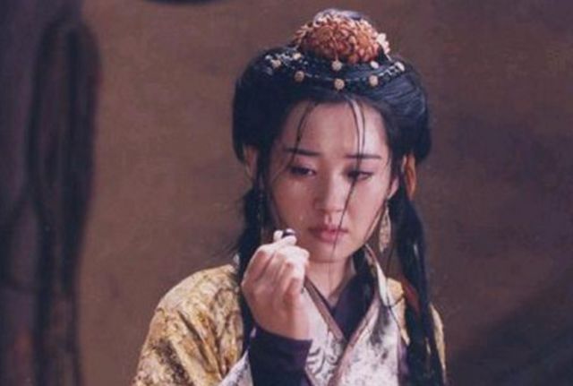 姜文导演的最新电影《邪不压正》正在热映中,彭于晏的胸肌虽然带来满屏的荷尔蒙气息,但要论撩人指数,可能还是许晴的千娇百媚赢了。 《邪不压正》讲了一个民国几方势力斗智斗勇的故事,而许晴扮演的是京城绝美的交际花唐凤仪,委身于权贵身边,性感撩人。 从剧照开始,许晴的旗袍形象就已经迷倒了不少人。暗红色花旗袍让曼妙的身材一览无遗,配上精致盘起的发髻性感又不失美艳。 经典的翘臀剧照里的她穿的则是黑色蕾丝相间的绿色旗袍,浪而不邪,艳而不俗,只有从骨子里透出来的风韵。 定档预告片里短短几秒的亮相就很惊艳了,许