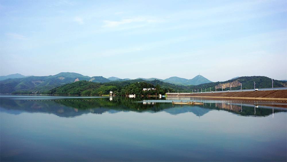 依山傍水间尽显自然风光,碧蓝的湖面远望如同明镜.