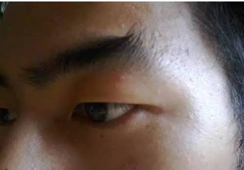 此处所说的眉毛上翘