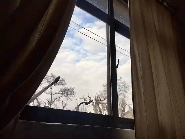 这边房子,窗户也换了个新的,换了个能够靠在床上看风景的窗户