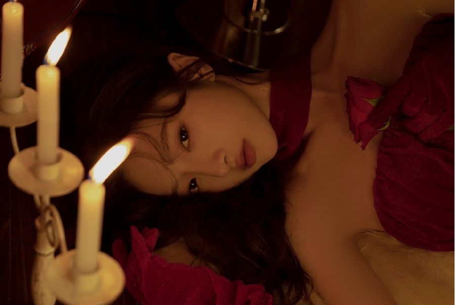 &ldquo;我重见光明,她没来看我?&rdquo;&ldquo;先生,夫人早就来了.&rdquo;管家指着墙上的黑白照,哽咽道:&ldquo;您的双目,就是夫人捐的.&rdquo;