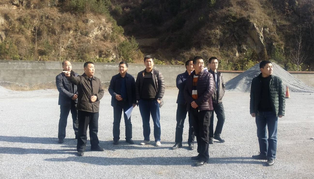 陇南公路管理局副局长桑安宁一行检查指导康县段郑家沟料场建设工作