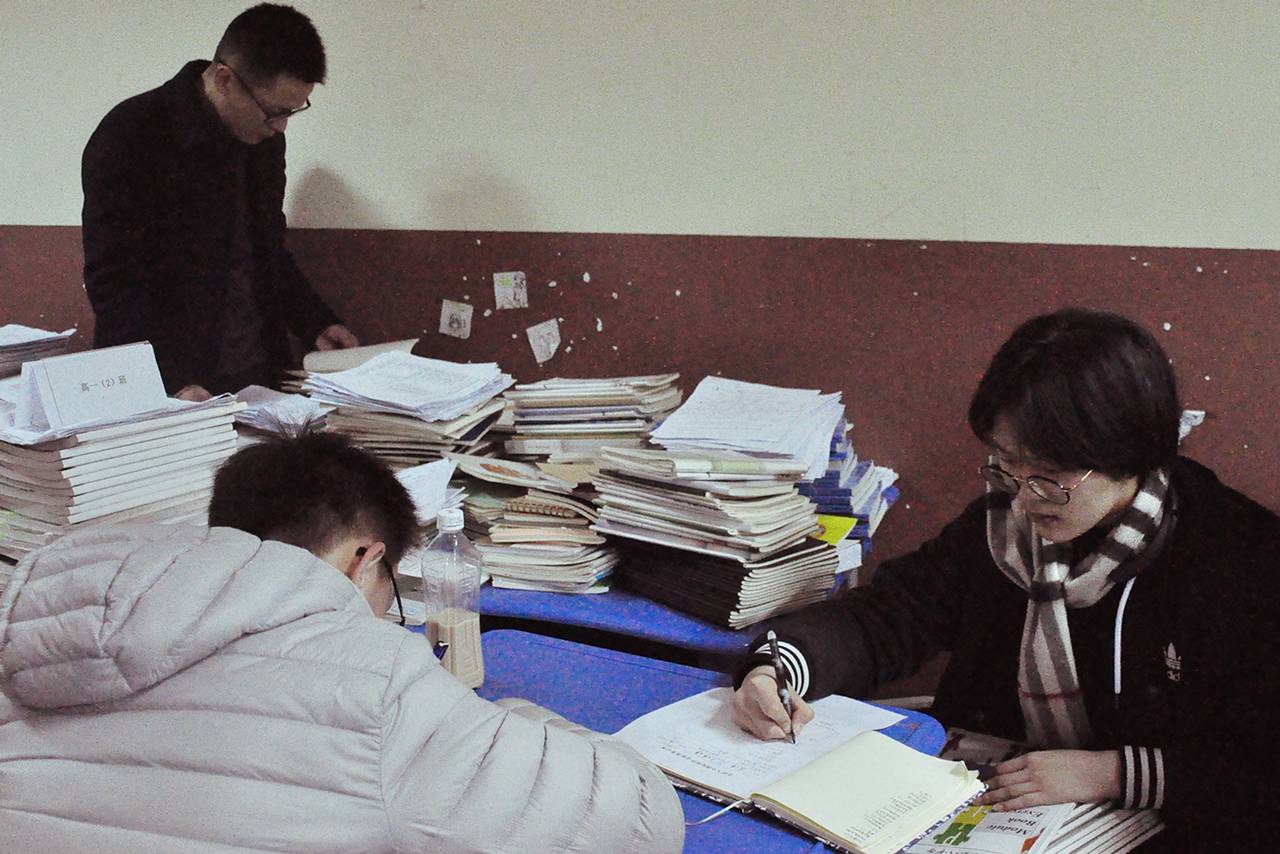 一堆一堆的作业山在同学们的挖掘下逐渐变矮,学管会的同学们认真记录