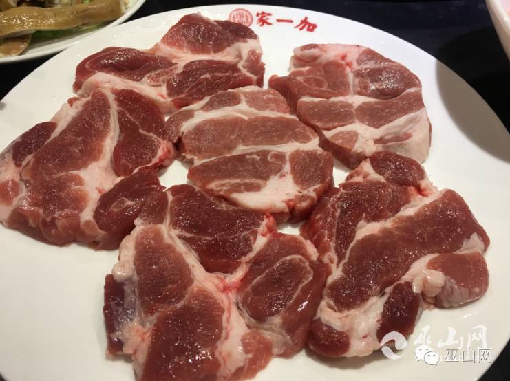 家一加大肉:采用农家黑猪肉,眉毛肉,比普通肉质更嫩更糯,肥而不腻.