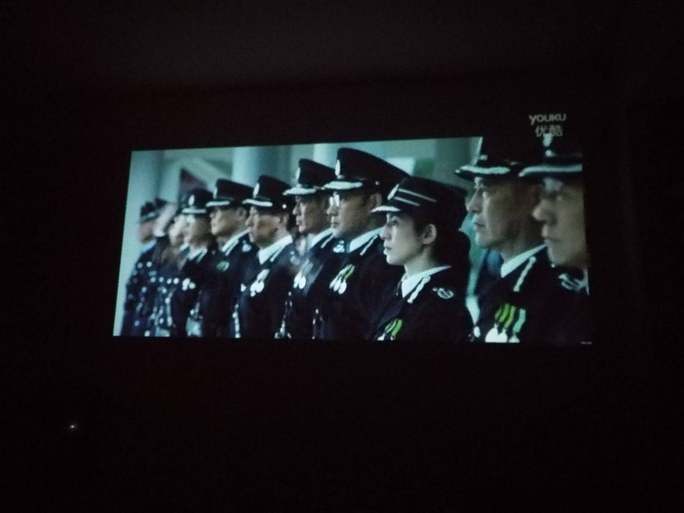 大屏幕看电影还是不错的