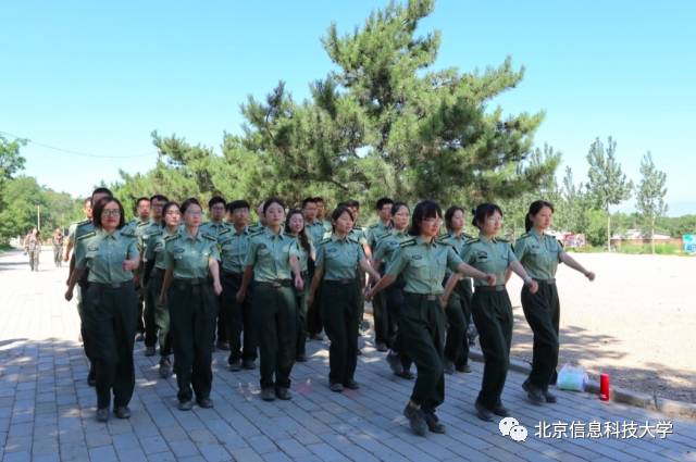 驻训教师在进行队列练习,准备在分列式表演上一展风采.