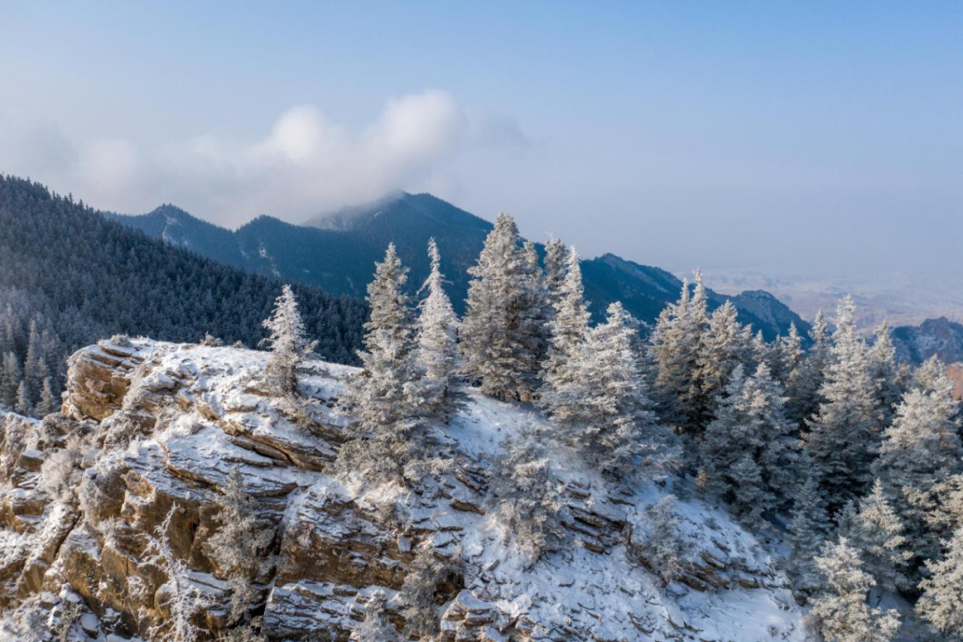 贺兰山雪景