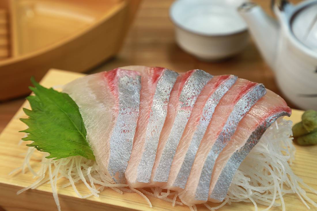 当下正是鲣鱼肥美时,这种鱼一般以 碳烤至半生熟的形式制成刺身,更能